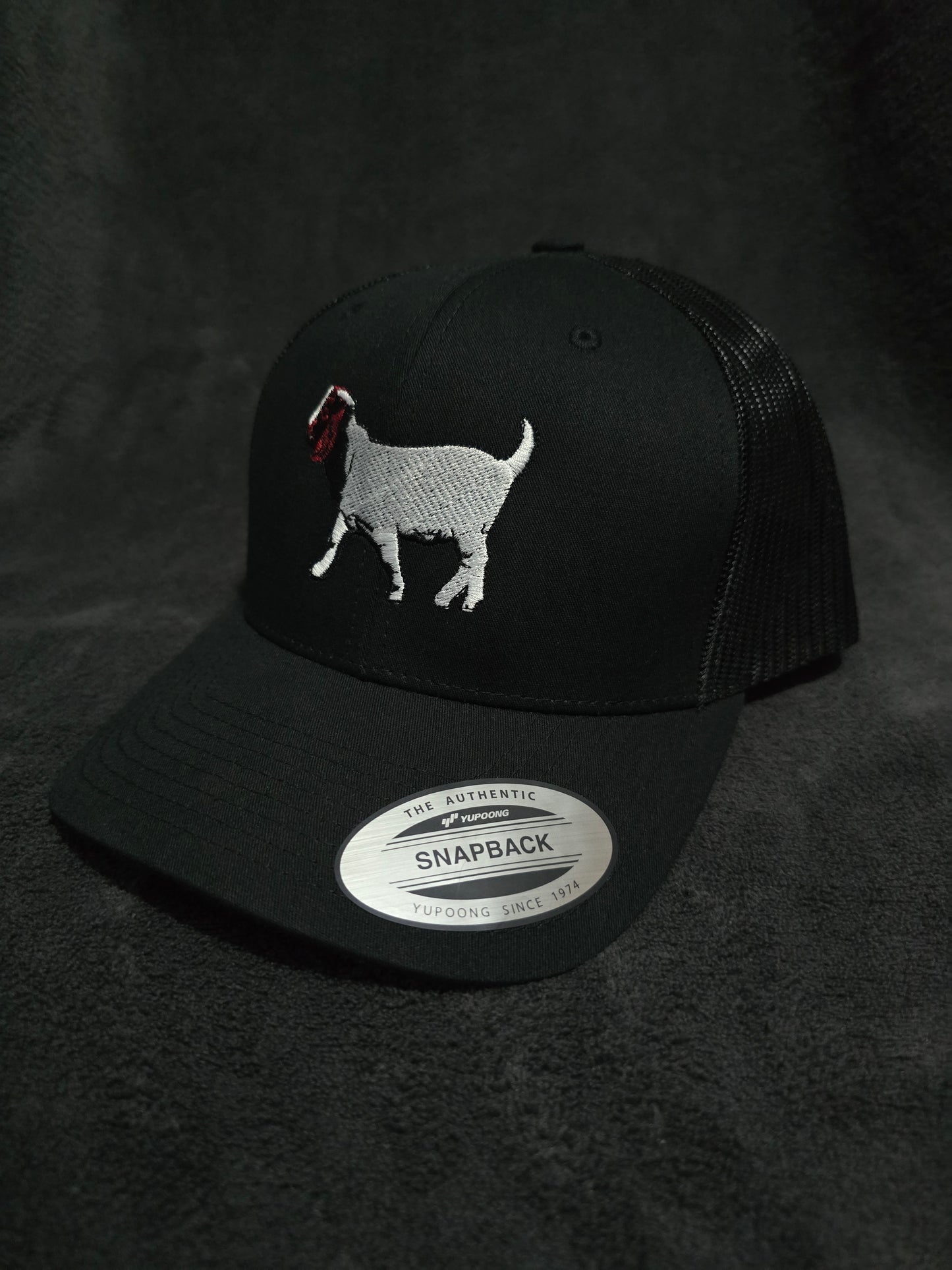 "Chivo" Curved Trucker Black