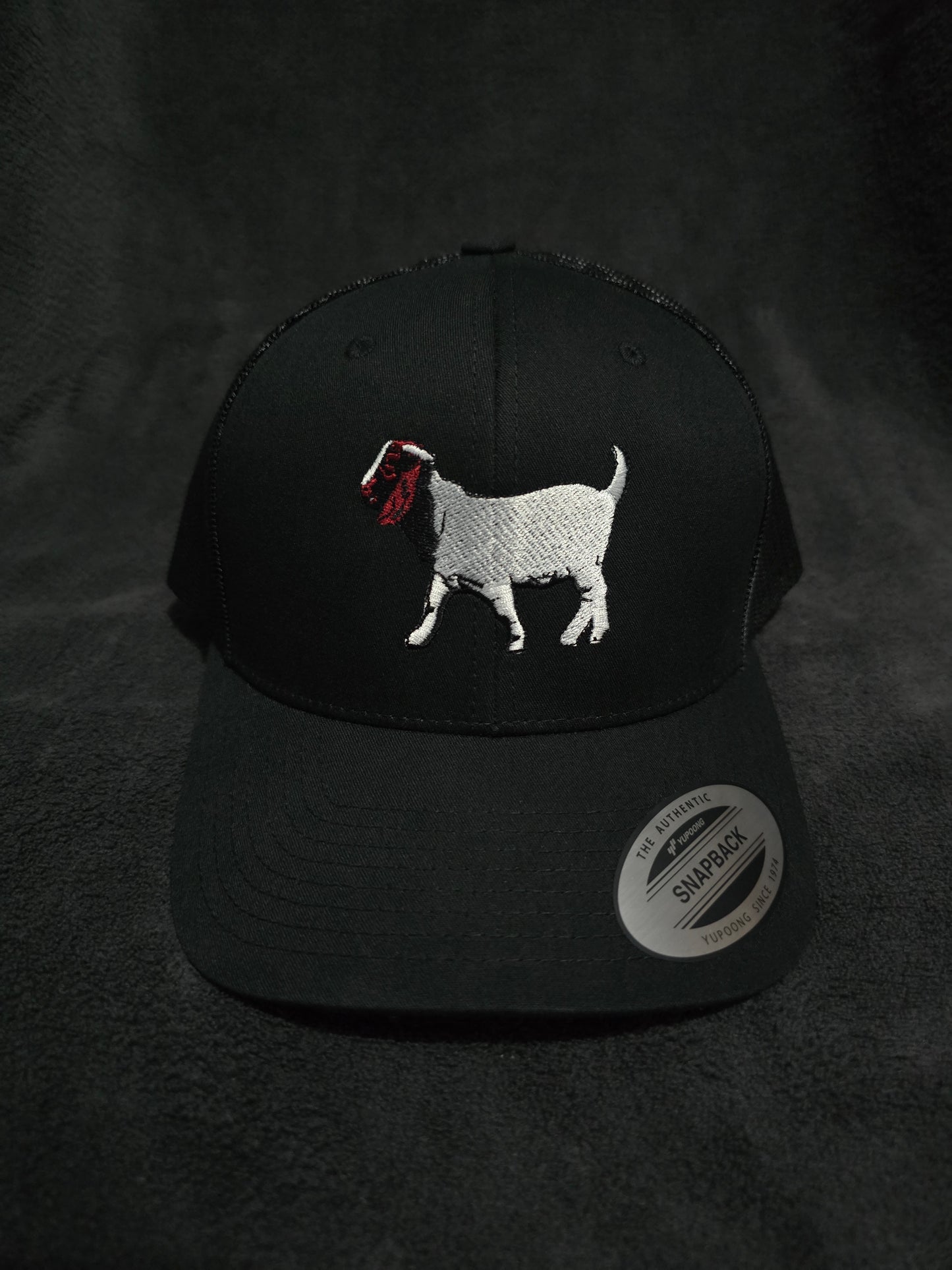 "Chivo" Curved Trucker Black